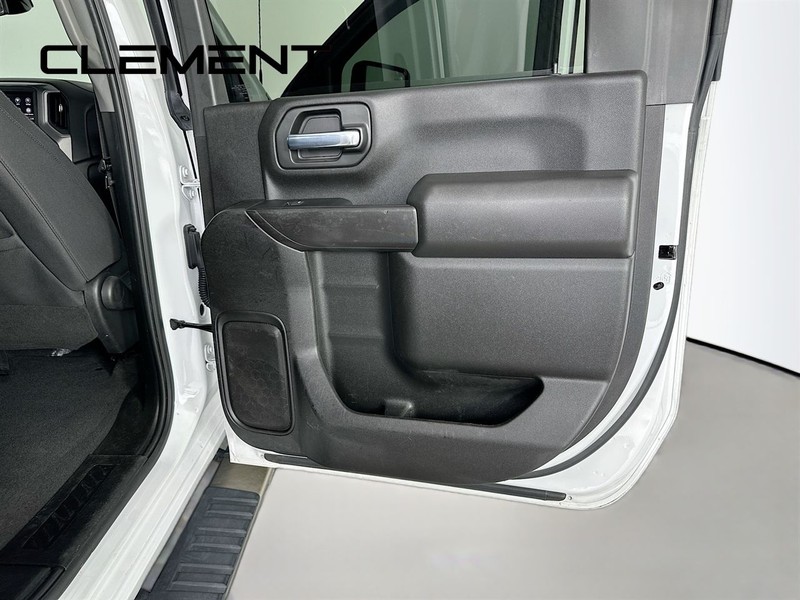 Chevrolet Silverado 2500HD Vehicle Full-screen Gallery Image 28