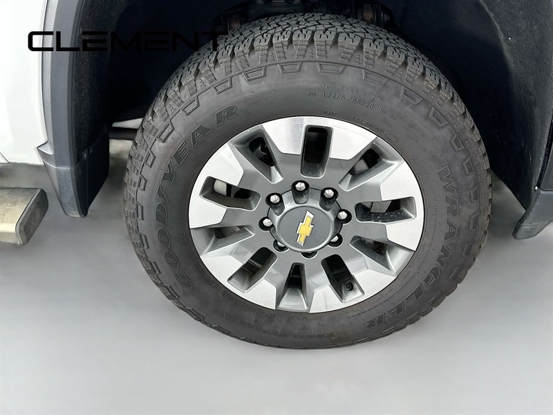 Chevrolet Silverado 2500HD Vehicle Full-screen Gallery Image 32