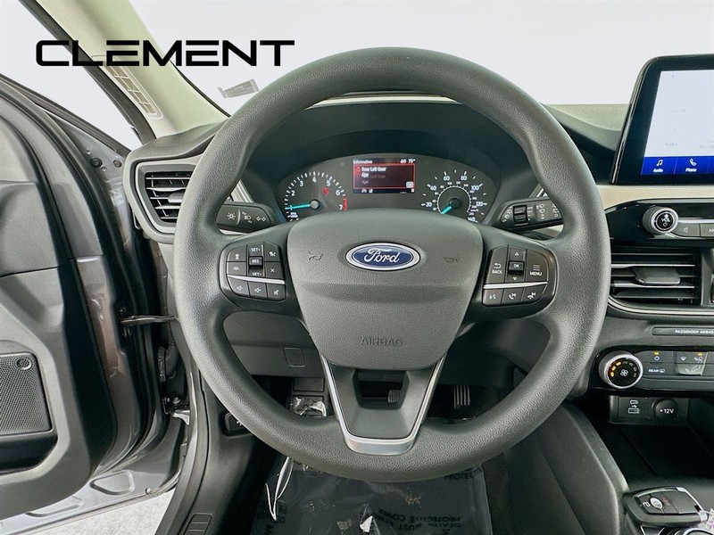 Ford Escape Vehicle Full-screen Gallery Image 15