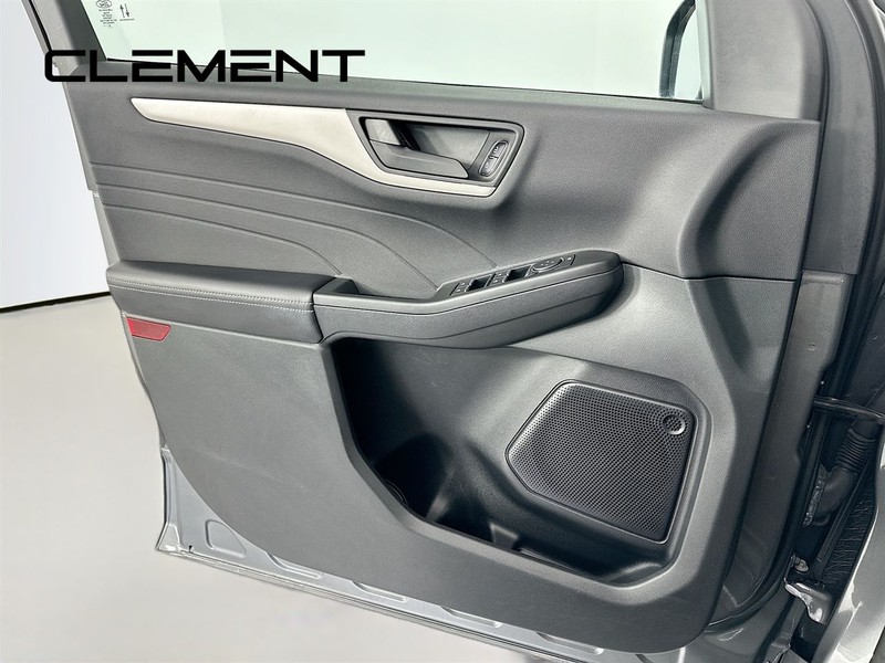 Ford Escape Vehicle Full-screen Gallery Image 26