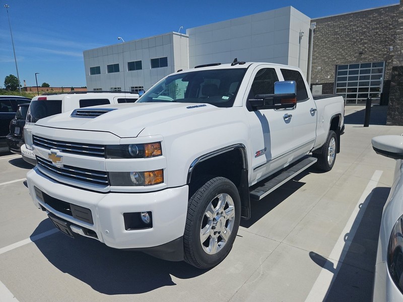 Chevrolet Silverado 2500HD Vehicle Full-screen Gallery Image 2