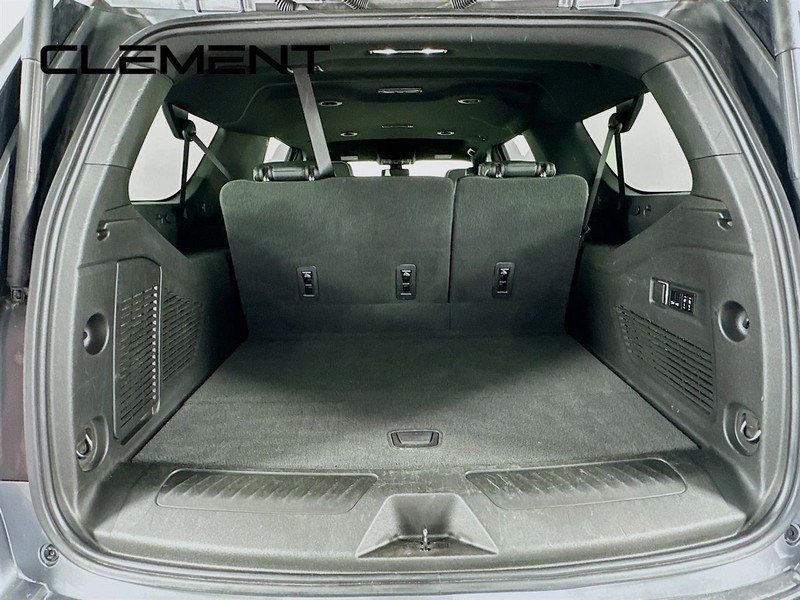 GMC Yukon XL Vehicle Full-screen Gallery Image 11