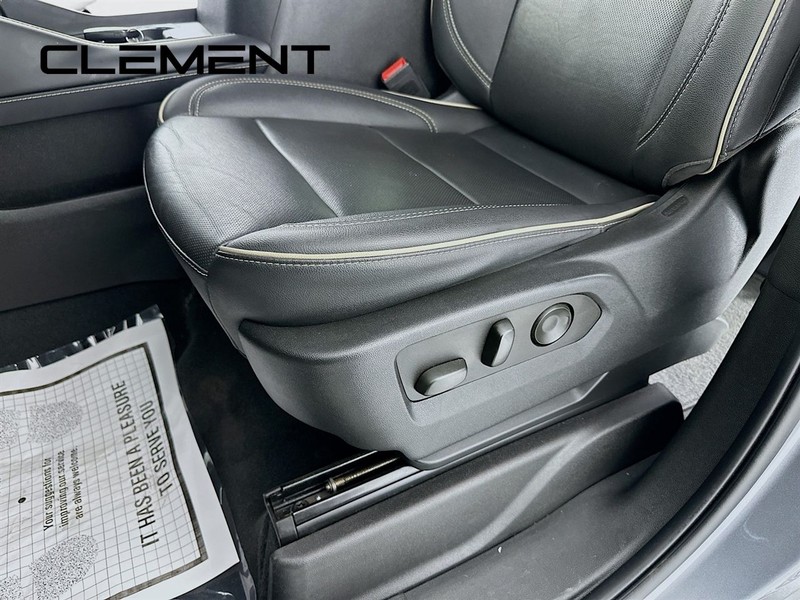 GMC Yukon XL Vehicle Full-screen Gallery Image 29