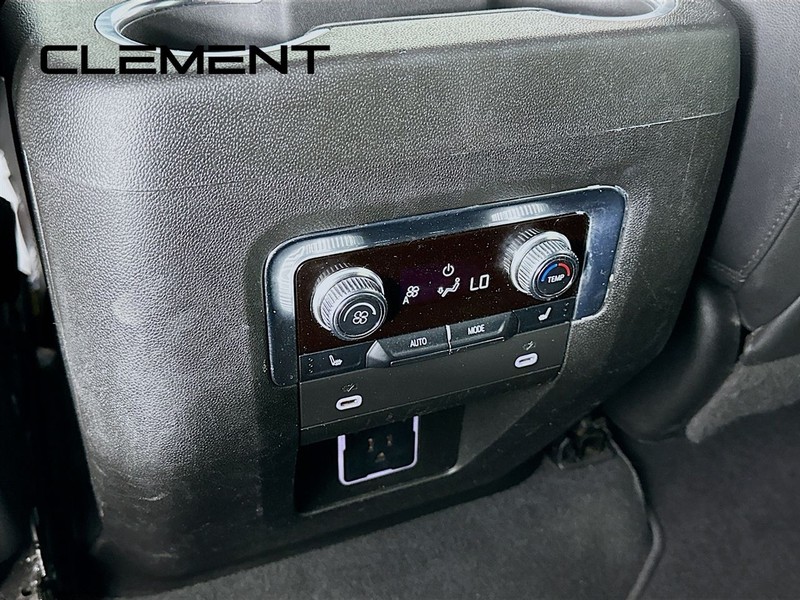 GMC Yukon XL Vehicle Full-screen Gallery Image 34