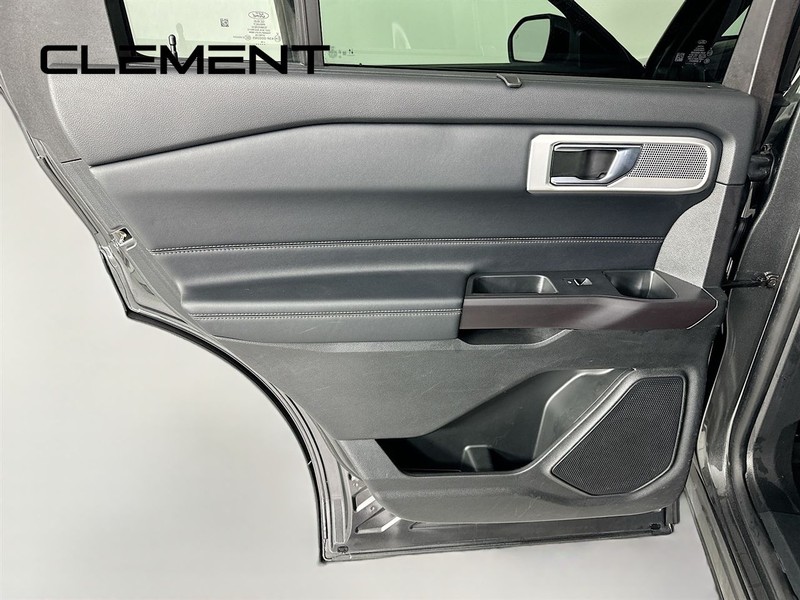 Ford Explorer Vehicle Image 32