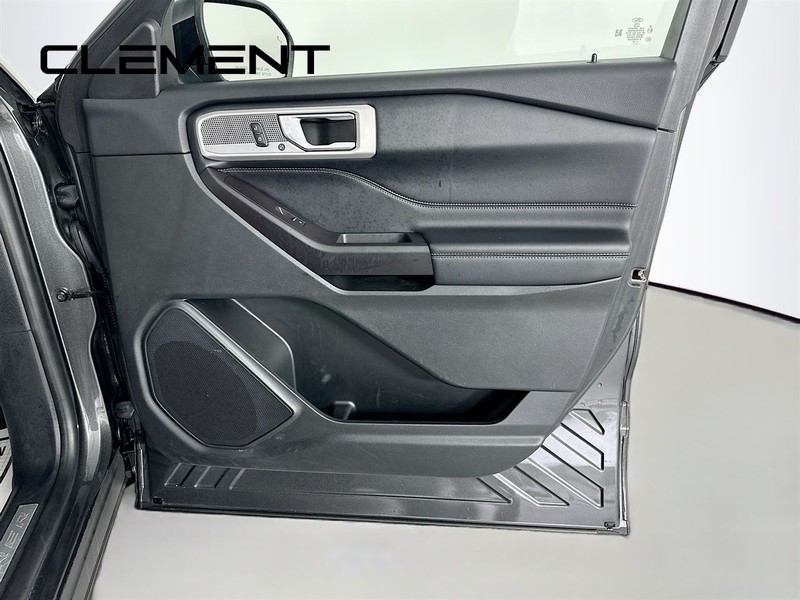 Ford Explorer Vehicle Image 38