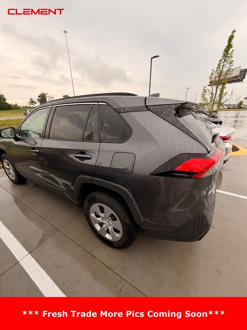 Toyota RAV4 Vehicle Full-screen Gallery Image 2