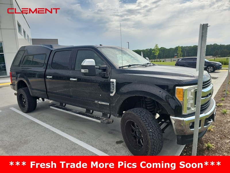 Ford Super Duty F-250 SRW Vehicle Full-screen Gallery Image 2