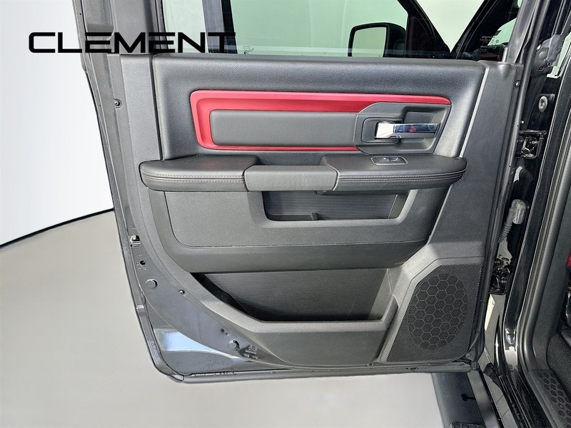 Ram 1500 Vehicle Full-screen Gallery Image 32