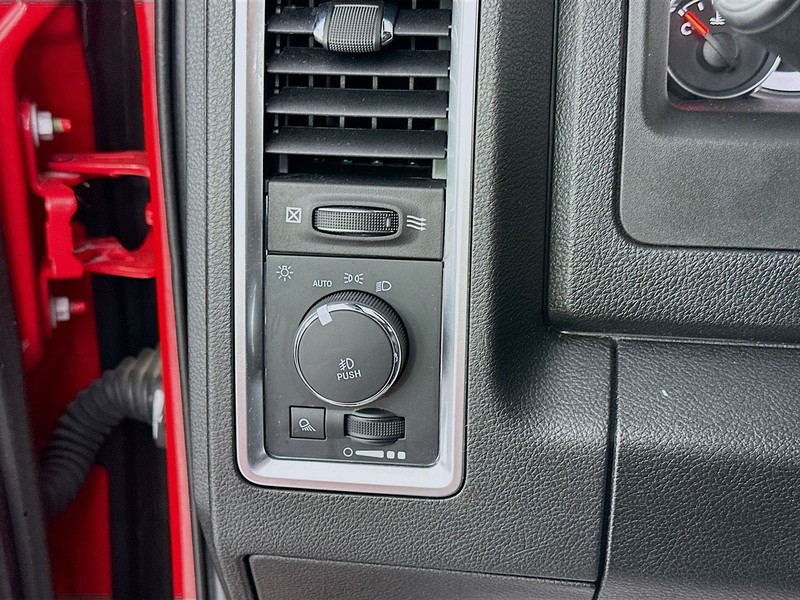 Ram 1500 Classic Vehicle Full-screen Gallery Image 10