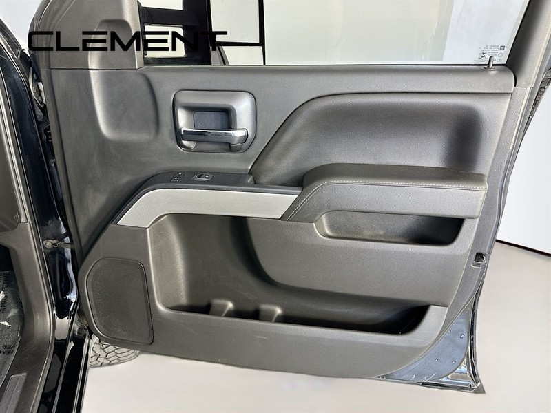 Chevrolet Silverado 1500 Vehicle Full-screen Gallery Image 31