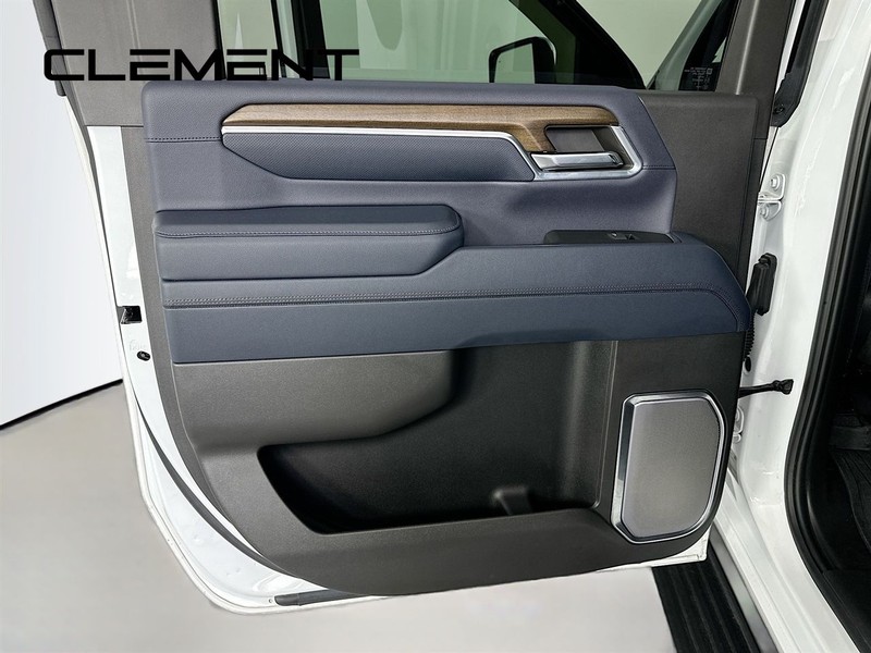 Chevrolet Silverado 2500HD Vehicle Image 32