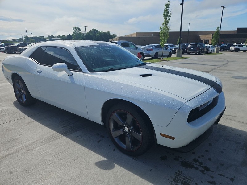 Dodge Challenger Vehicle Full-screen Gallery Image 3