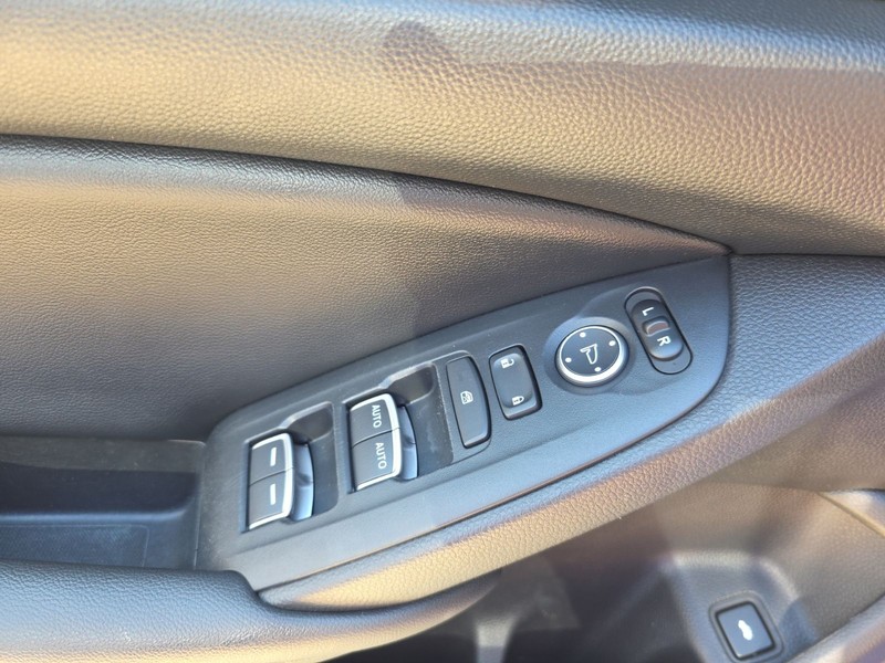 Honda Accord Sedan Vehicle Full-screen Gallery Image 18