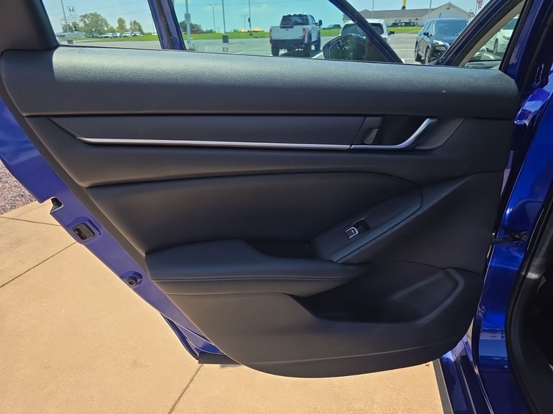 Honda Accord Sedan Vehicle Full-screen Gallery Image 22