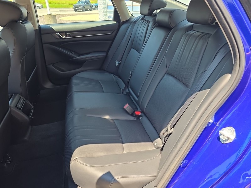Honda Accord Sedan Vehicle Full-screen Gallery Image 23
