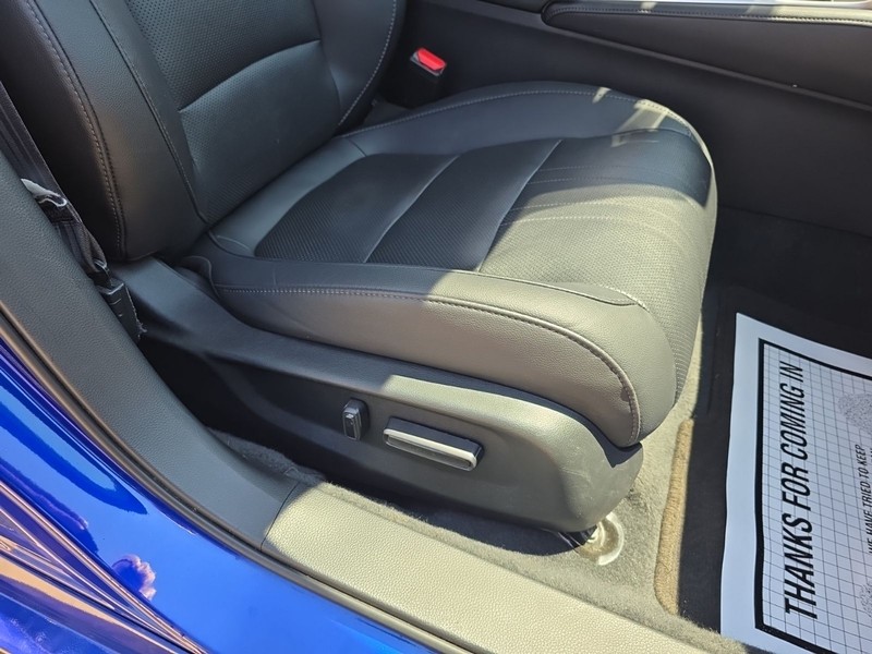 Honda Accord Sedan Vehicle Full-screen Gallery Image 24