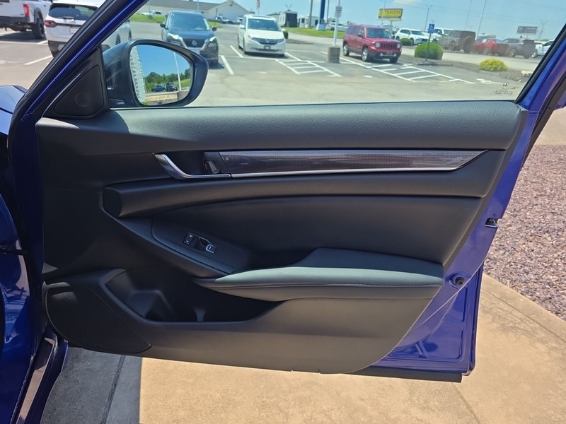 Honda Accord Sedan Vehicle Full-screen Gallery Image 26