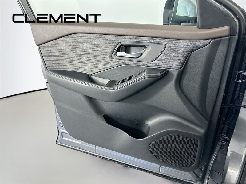 Nissan Rogue Vehicle Image 26