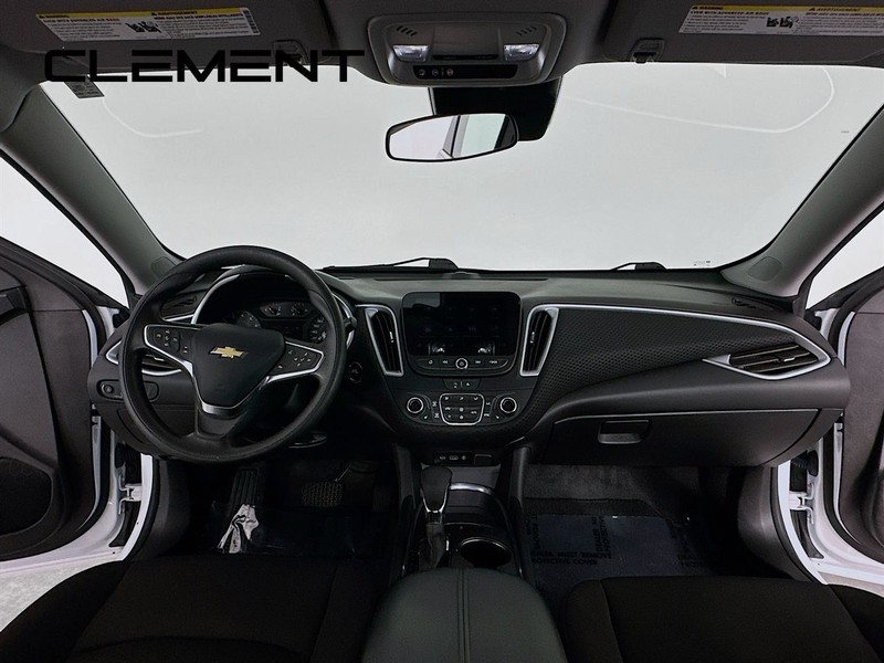 Chevrolet Malibu Vehicle Full-screen Gallery Image 12
