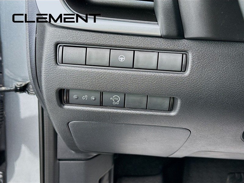 Nissan Rogue Vehicle Image 14