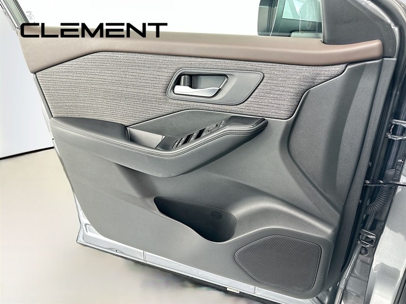 Nissan Rogue Vehicle Image 26