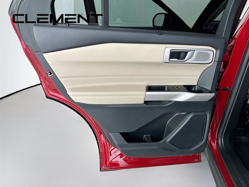 Ford Explorer Vehicle Image 31