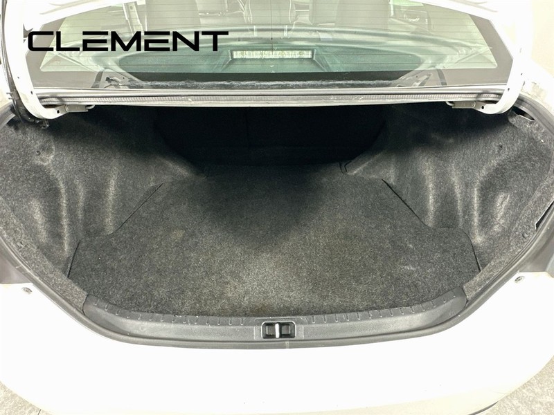 Toyota Corolla Vehicle Full-screen Gallery Image 11