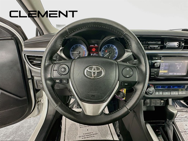 Toyota Corolla Vehicle Full-screen Gallery Image 15