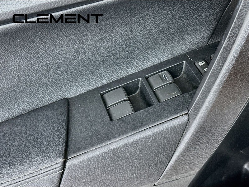 Toyota Corolla Vehicle Full-screen Gallery Image 24