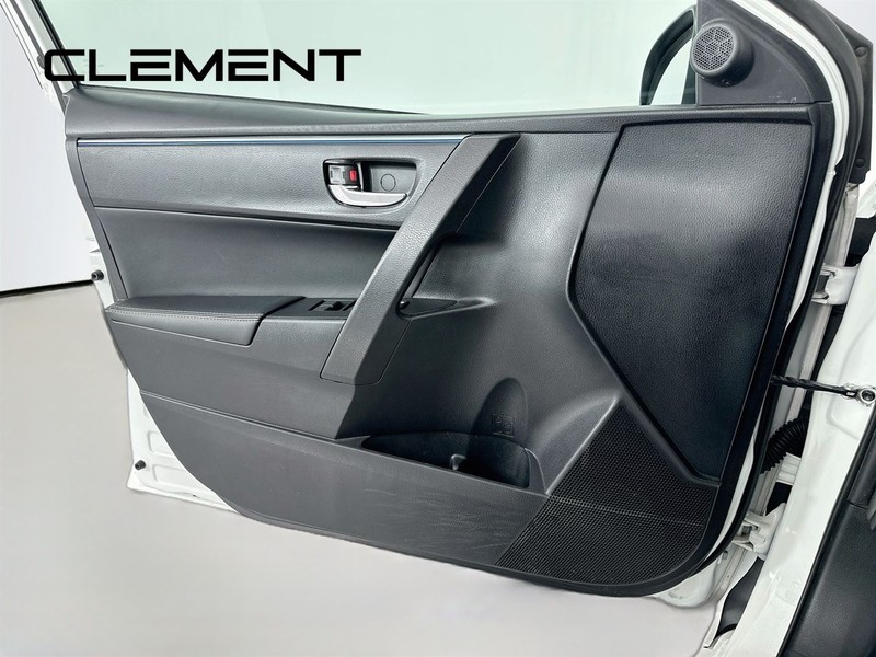 Toyota Corolla Vehicle Full-screen Gallery Image 26