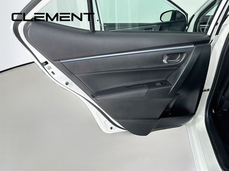 Toyota Corolla Vehicle Full-screen Gallery Image 29