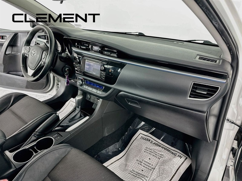Toyota Corolla Vehicle Full-screen Gallery Image 32