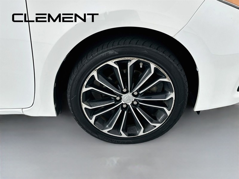 Toyota Corolla Vehicle Full-screen Gallery Image 34