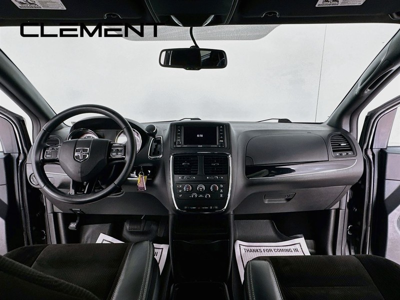 Dodge Grand Caravan Vehicle Full-screen Gallery Image 12