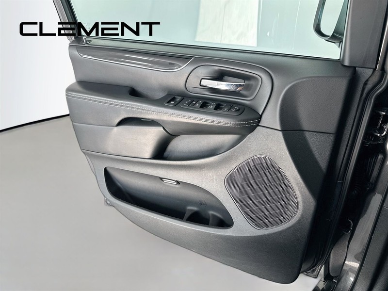 Dodge Grand Caravan Vehicle Full-screen Gallery Image 26