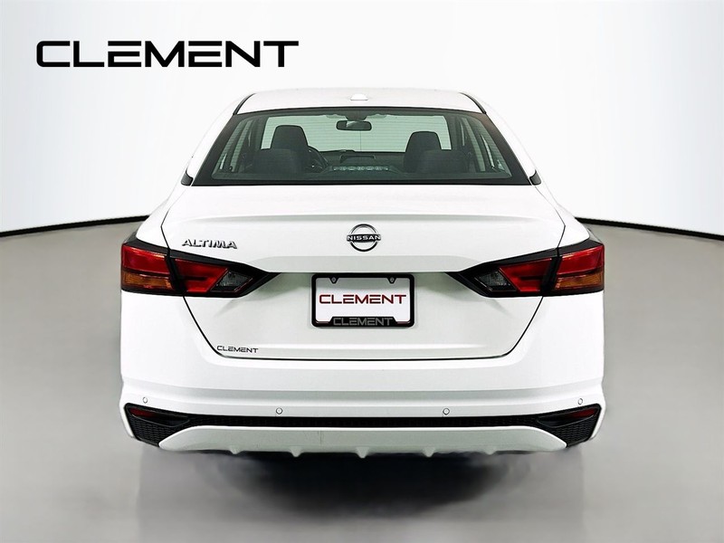 Nissan Altima Vehicle Image 08