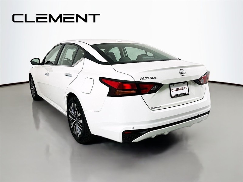 Nissan Altima Vehicle Image 10