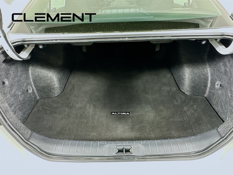 Nissan Altima Vehicle Image 11