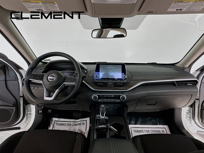 Nissan Altima Vehicle Image 12
