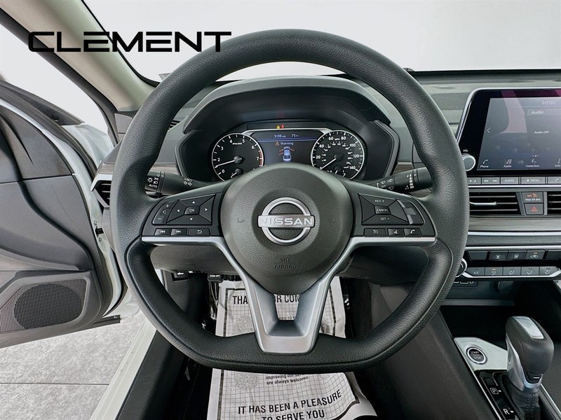Nissan Altima Vehicle Image 15