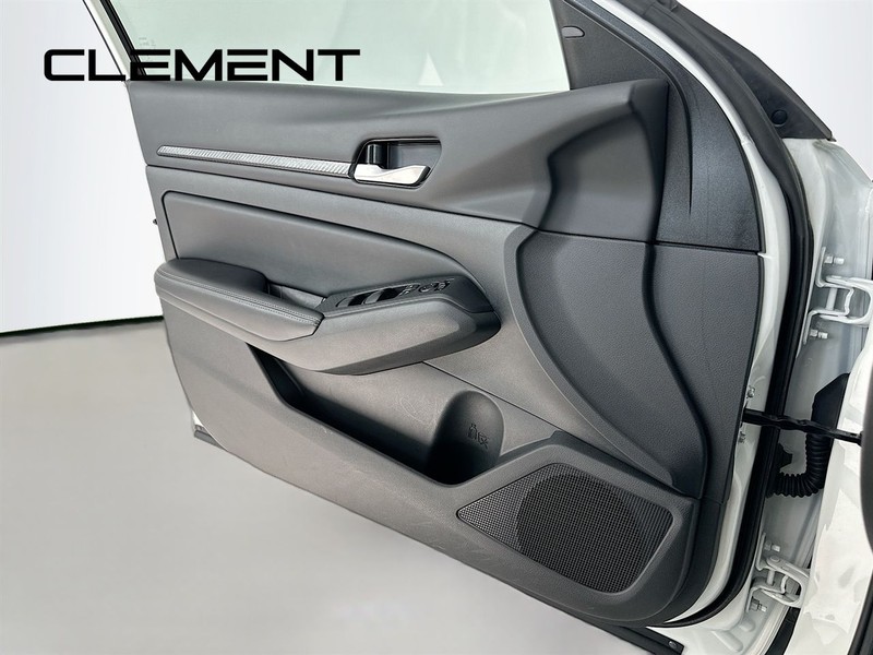 Nissan Altima Vehicle Image 26