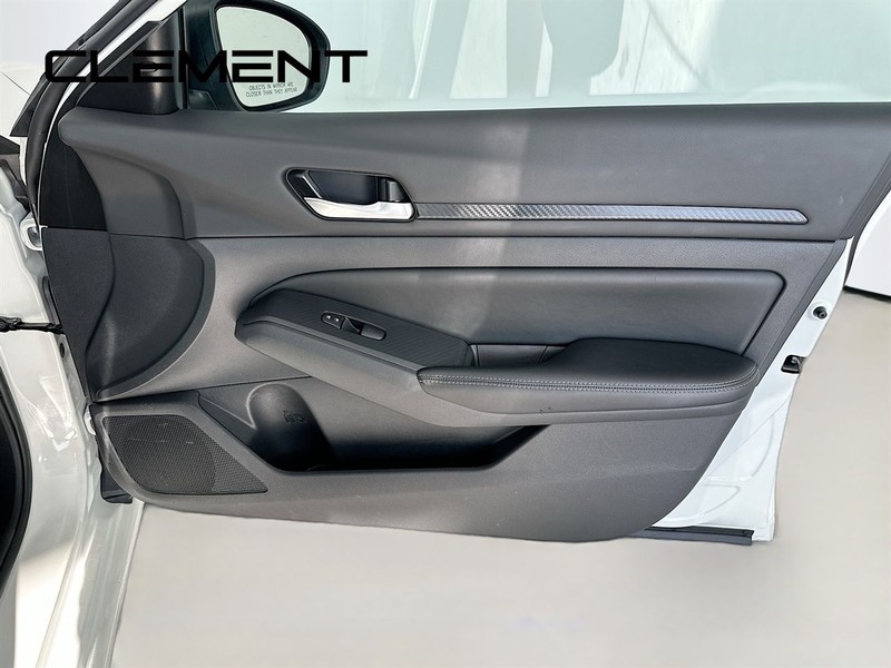 Nissan Altima Vehicle Image 33