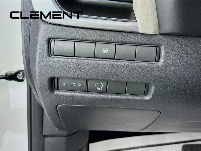 Nissan Rogue Vehicle Image 14
