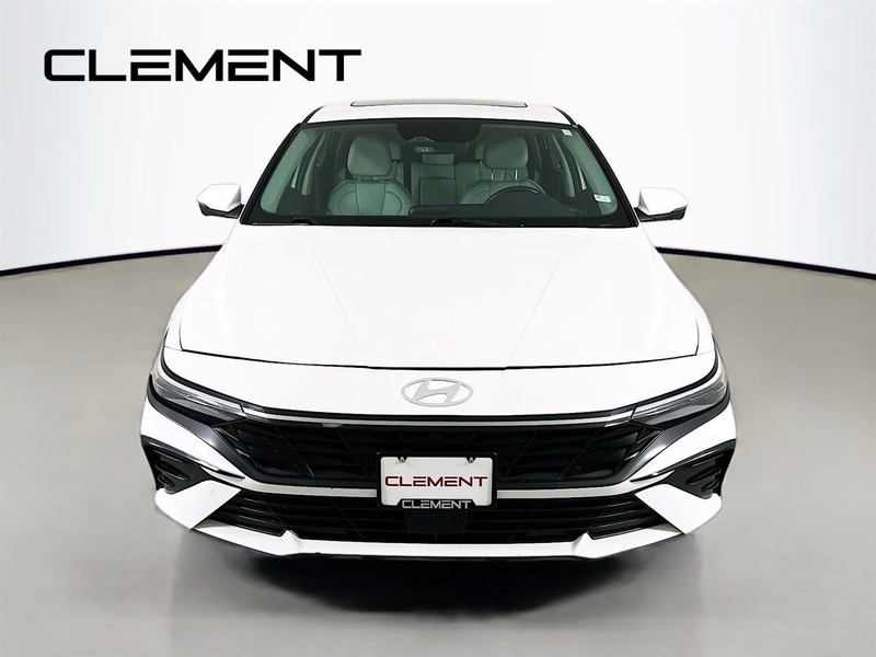 Hyundai Elantra Vehicle Full-screen Gallery Image 3