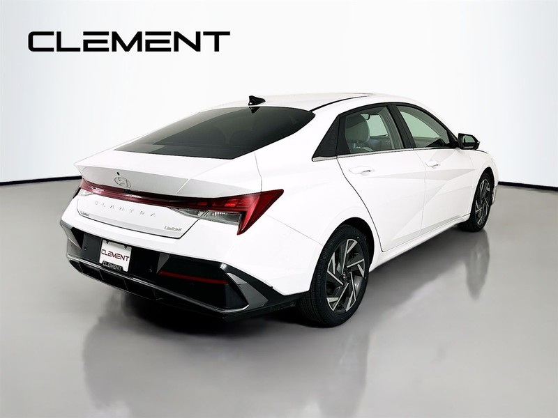 Hyundai Elantra Vehicle Full-screen Gallery Image 7