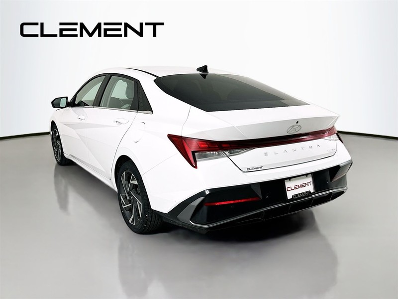 Hyundai Elantra Vehicle Full-screen Gallery Image 10