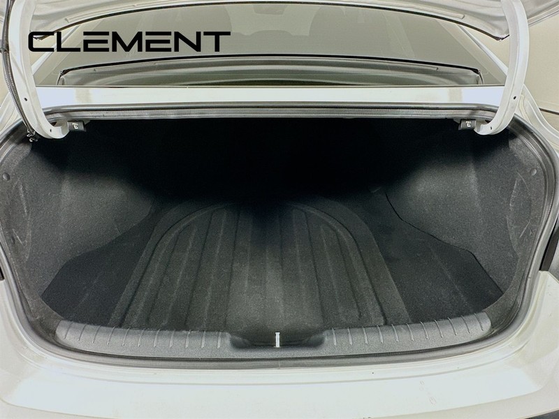 Hyundai Elantra Vehicle Full-screen Gallery Image 11