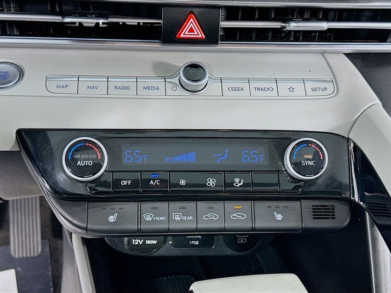 Hyundai Elantra Vehicle Full-screen Gallery Image 22