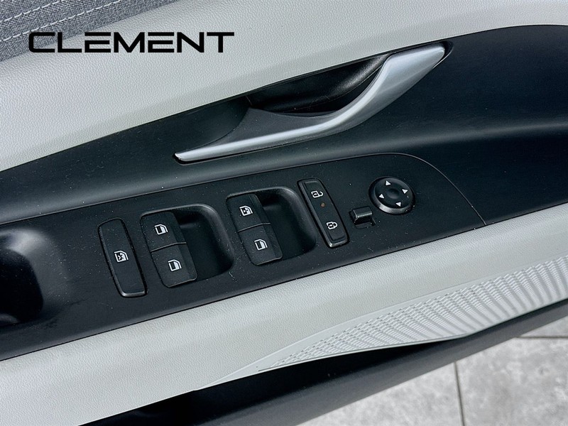 Hyundai Elantra Vehicle Full-screen Gallery Image 28